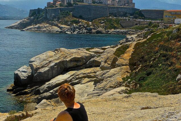 Mujer mirando el mar en Cerdeña playas de aguas turquesas Costa Esmeralda viaje grupal