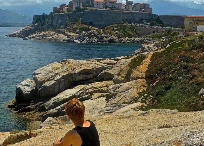 Mujer mirando el mar en Cerdeña playas de aguas turquesas Costa Esmeralda viaje grupal
