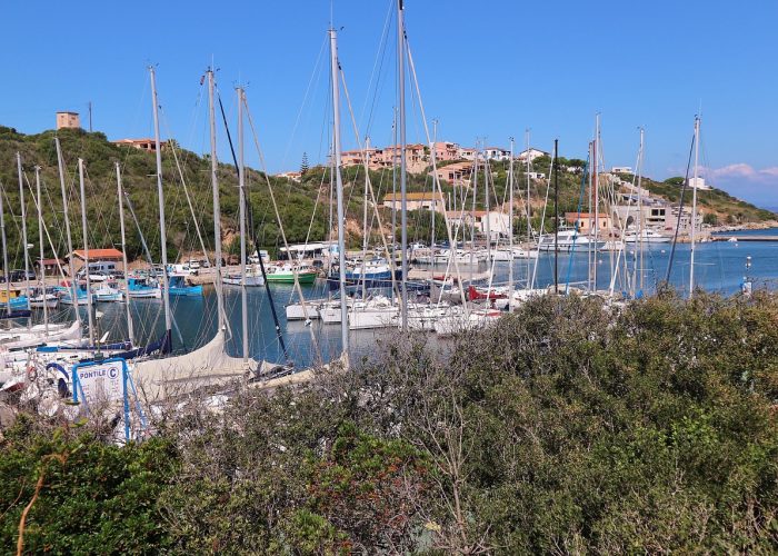 Puerto con veleros en Cerdeña archipiélago de la Maddalena navegación en barco