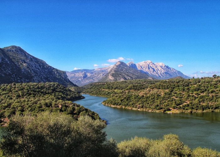 Paisaje de Cerdeña agua y montañas vista de la isla naturaleza mediterránea